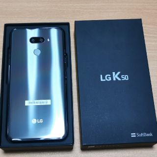 エルジーエレクトロニクス(LG Electronics)のLG K50 プラチナシルバー SIMロック解除済 新品同様(スマートフォン本体)