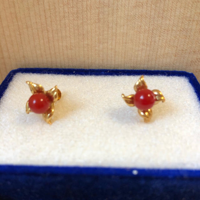 赤珊瑚　18k イヤリング レディースのアクセサリー(イヤリング)の商品写真