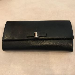 サルヴァトーレフェラガモ(Salvatore Ferragamo)のフェラガモ  財布　長財布　リボン　ブラック　黒　大学生　ブランド　レディース(財布)