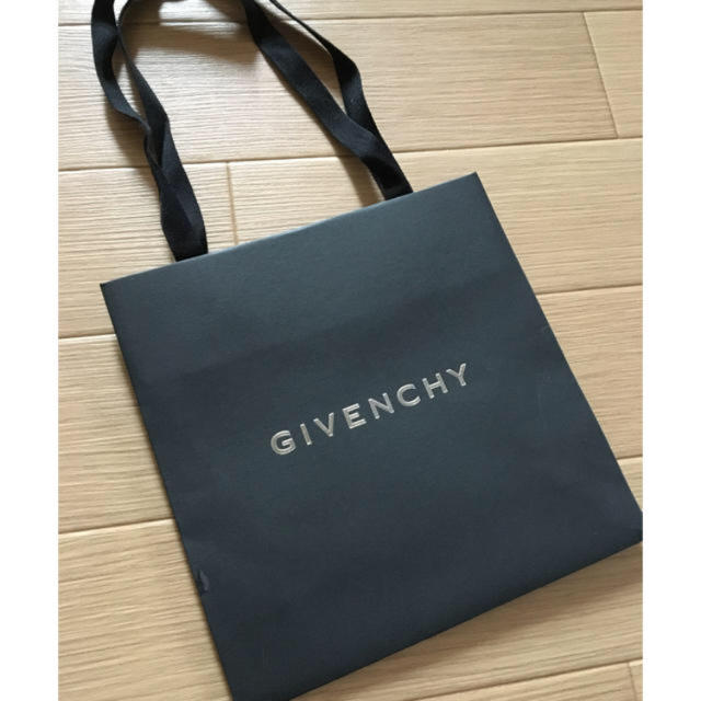 GIVENCHY(ジバンシィ)のジバンシイ　紙袋 レディースのバッグ(ショップ袋)の商品写真