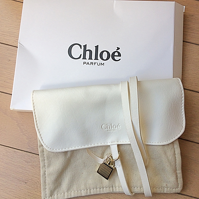 Chloe(クロエ)の【最終お値下げです】Chloeロゴ入チャーム付きポーチ レディースのファッション小物(ポーチ)の商品写真