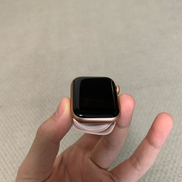 Apple Watch(アップルウォッチ)のApple Watch series4 セルラーモデル　ゴールド40mm メンズの時計(腕時計(デジタル))の商品写真