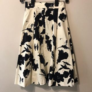 ザラ(ZARA)のZARA ザラ ☆ モノトーン 花柄 スカート  (ロングスカート)