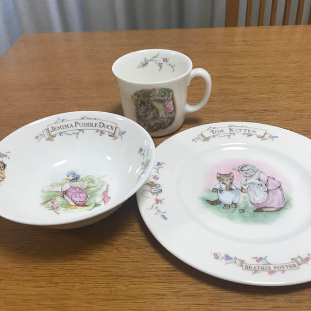 ROYAL ALBERT(ロイヤルアルバート)の【新品】ロイヤルアルバート３点セット（マグ、皿、ボウル） インテリア/住まい/日用品のキッチン/食器(食器)の商品写真