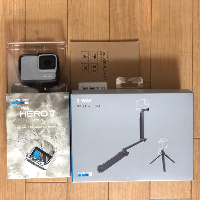 新品 未開封 GoPro HERO7 WHITE 本体 トラベルキッド 三脚等