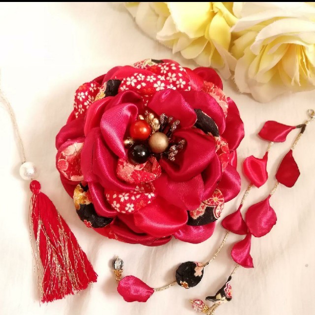 【髪飾り】3色赤 サテン 大輪ダリア 8点セット 結婚式 成人式 ハンドメイドのアクセサリー(ヘアアクセサリー)の商品写真
