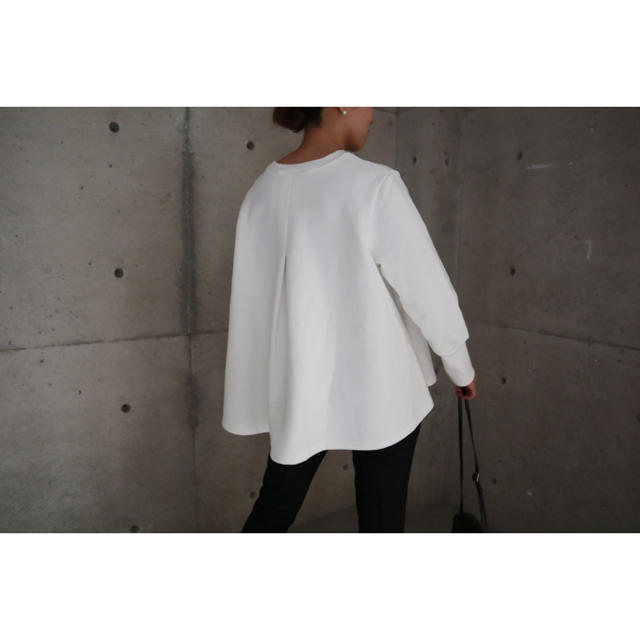 大人気完売eLLa♡long cuffs flare sweat WHITE