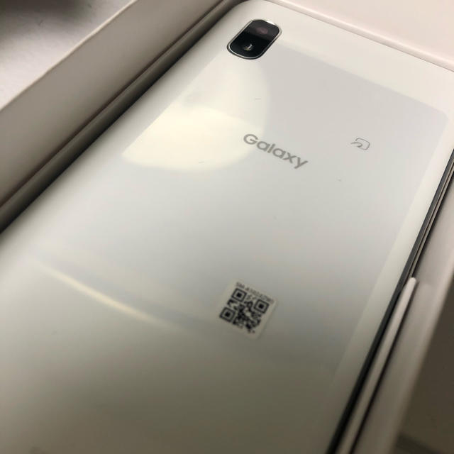 Galaxy(ギャラクシー)のgalaxy A20 white simフリー　おサイフケータイ スマホ/家電/カメラのスマートフォン/携帯電話(スマートフォン本体)の商品写真