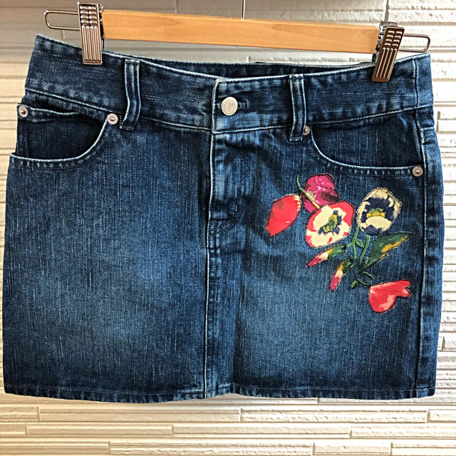 JILLSTUART(ジルスチュアート)のジルスチュアート　デニム刺繍スカート レディースのスカート(ひざ丈スカート)の商品写真