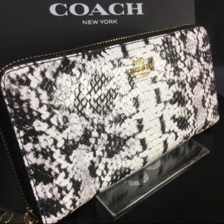 コーチ(COACH)のプレゼントにも❤️新品コーチ エンボスドスネーク ラウンドファスナー 長財布(財布)