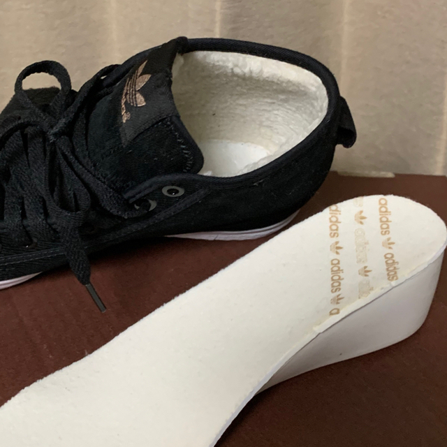 adidas(アディダス)のadidas アディダス スニーカー AQ5774 (23.5㎝) レディースの靴/シューズ(スニーカー)の商品写真