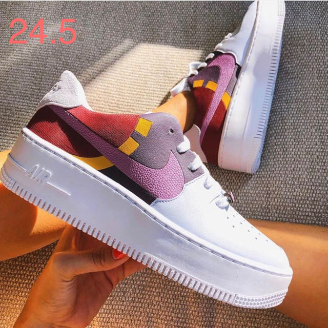 NIKE(ナイキ)の24.5㎝ NIKE AIRFORCE 1 セージ LOW LX パープル レディースの靴/シューズ(スニーカー)の商品写真