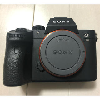 ソニー(SONY)のSONY α7Ⅲ ソニー　フルサイズ 美品 ショット1000未満 付属品多数(ミラーレス一眼)