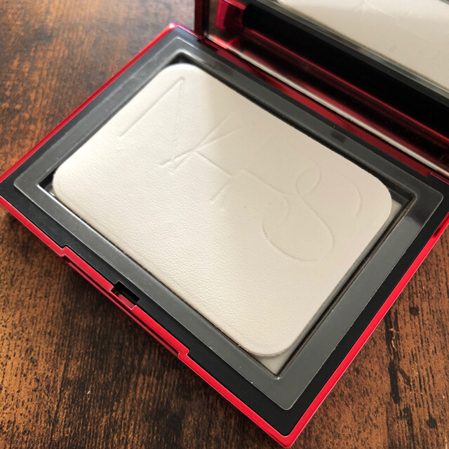 NARS(ナーズ)の【NARS】ライトリフレクティングセッティングパウダープレスト 限定ケース コスメ/美容のベースメイク/化粧品(フェイスパウダー)の商品写真