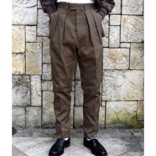 コモリ(COMOLI)のNEAT Cotton Pique Tapaerd カーキ 44 neat(スラックス)