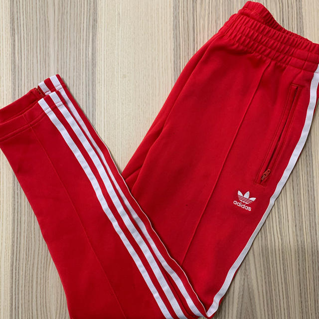 adidas(アディダス)のadidas トラックパンツ　レッド メンズのパンツ(スラックス)の商品写真