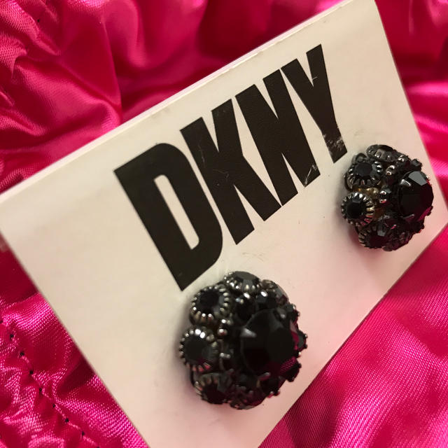 DKNY(ダナキャランニューヨーク)のDKNYダナ・キャラン　イヤリング レディースのアクセサリー(イヤリング)の商品写真