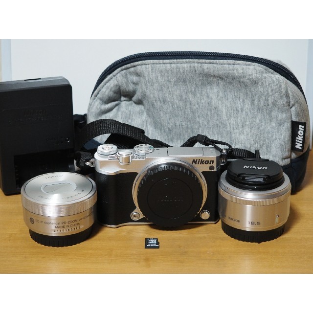 Nikon(ニコン)の初心者・女性にもオススメ！NIKON 1 J5  Wレンズキット&SD&バック スマホ/家電/カメラのカメラ(ミラーレス一眼)の商品写真