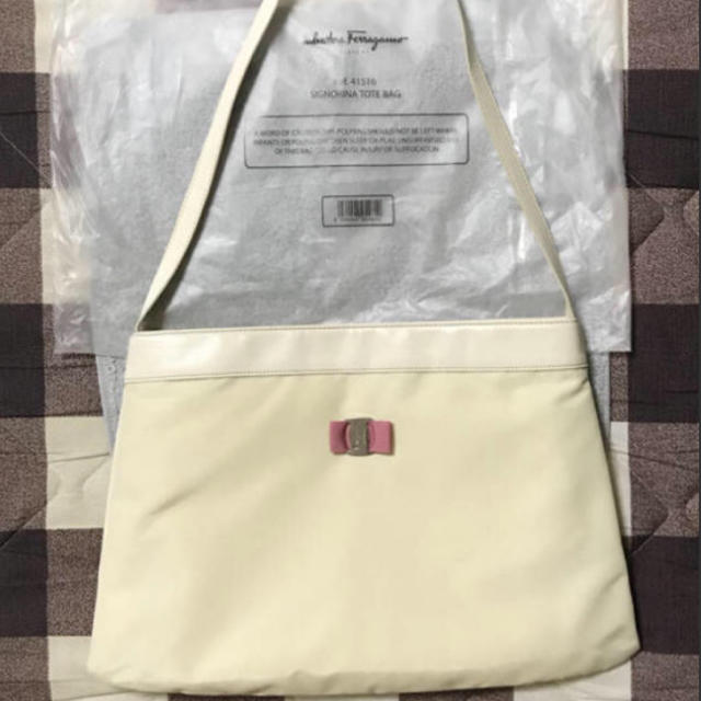 Salvatore Ferragamo(サルヴァトーレフェラガモ)のフェラガモ バッグ クラッチ ポーチ ノベルティー レディースのバッグ(ハンドバッグ)の商品写真