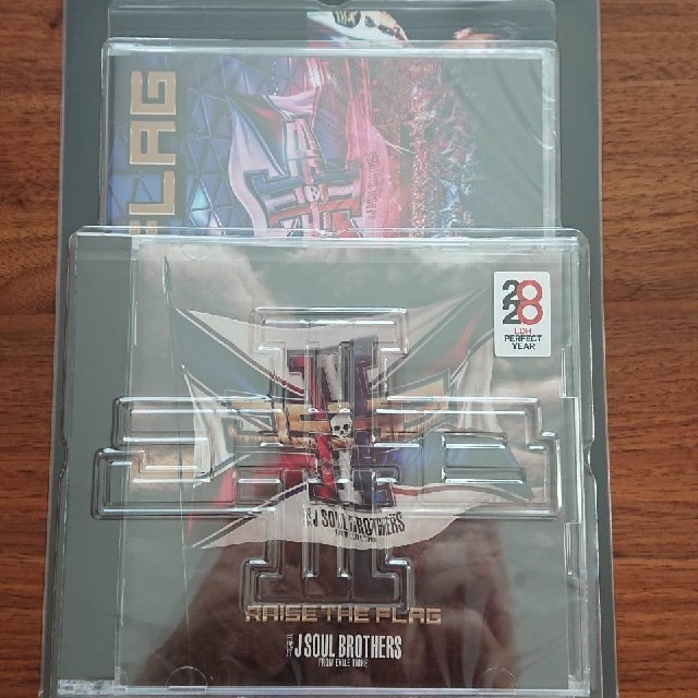 三代目 J Soul Brothers(サンダイメジェイソウルブラザーズ)のRAISE THE FLAG  CD+4枚DVD フォトブック エンタメ/ホビーのタレントグッズ(ミュージシャン)の商品写真