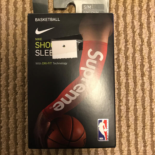 Supreme(シュプリーム)の新品　supreme NIKE NBA shooting sleeve スポーツ/アウトドアのスポーツ/アウトドア その他(バスケットボール)の商品写真