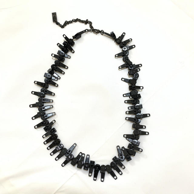 MARC JACOBS(マークジェイコブス)のMARC JACOBS ネックレス　ZIPモチーフ　ブラック　ファスナーモチーフ レディースのアクセサリー(ネックレス)の商品写真