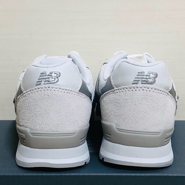New Balance(ニューバランス)の【chiii's様専用】ニューバランス WL996CLA（白）   24.0cm レディースの靴/シューズ(スニーカー)の商品写真