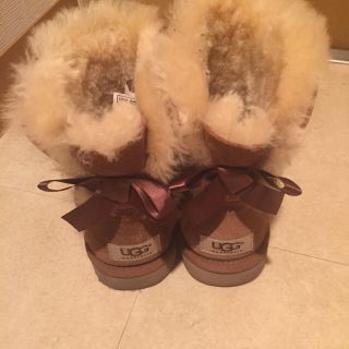 アグ(UGG)のUGGリボン付きムートン ミニ(ブーツ)