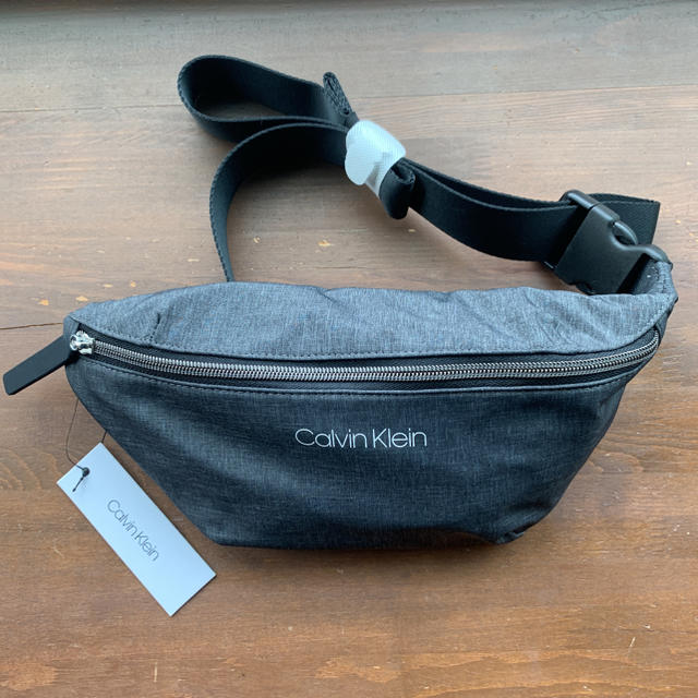 Calvin Klein(カルバンクライン)のカルバンクライン　ウエストポーチ　グレーブラック　正規品　タグ付 メンズのバッグ(ウエストポーチ)の商品写真