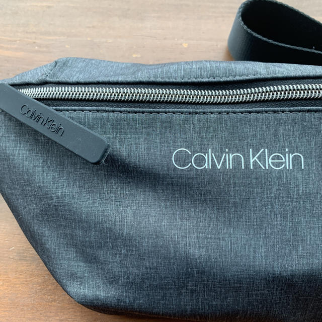 Calvin Klein(カルバンクライン)のカルバンクライン　ウエストポーチ　グレーブラック　正規品　タグ付 メンズのバッグ(ウエストポーチ)の商品写真