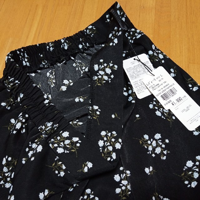 Mac-House(マックハウス)のマックハウス  フレアスカート L ブラック地 花柄 新品未使用品 レディースのスカート(ひざ丈スカート)の商品写真
