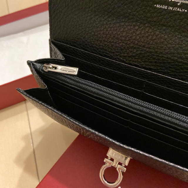 Salvatore Ferragamo(サルヴァトーレフェラガモ)の美品 Ferragamo フェラガモ 二つ折り長財布 レディースのファッション小物(財布)の商品写真