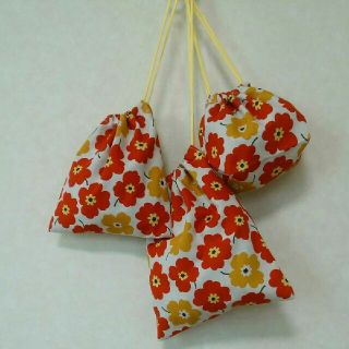 ハンドメイド　きんちゃく袋　花柄(外出用品)