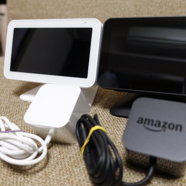 ECHO(エコー)のEcoh Show5 エコーショー5 ほぼ新品 2台セット 白 黒 Amazon スマホ/家電/カメラのオーディオ機器(スピーカー)の商品写真