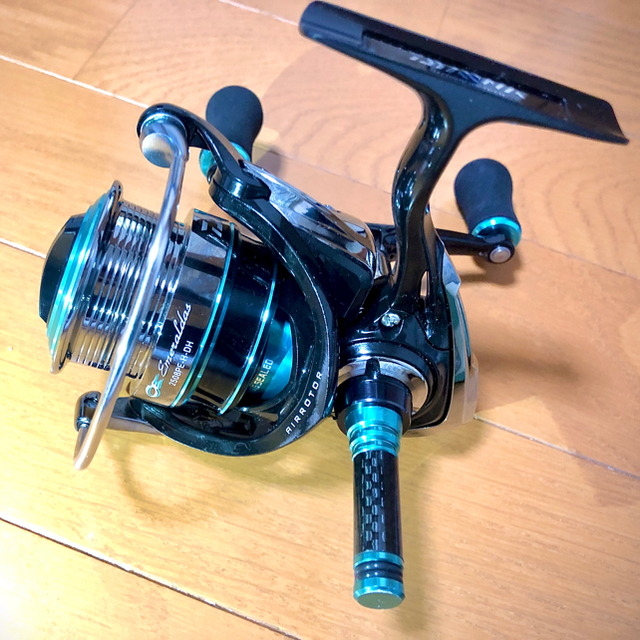 DAIWA(ダイワ)のダイワ　16 エメラルダス　2508PE-H-DH リールスタンド付 スポーツ/アウトドアのフィッシング(リール)の商品写真