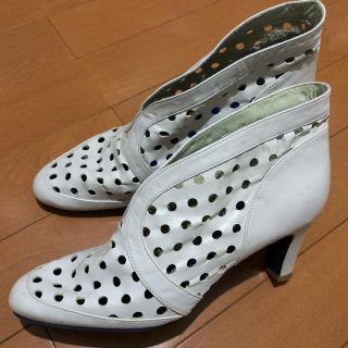 ツモリチサト(TSUMORI CHISATO)のツモリチサト☆ショートブーツ、春、パンチング、パンプス、靴、スーツ、個性的、白(ハイヒール/パンプス)