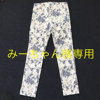 【美品】花柄パンツ スキニーパンツ ホワイト Mサイズ(カジュアルパンツ)