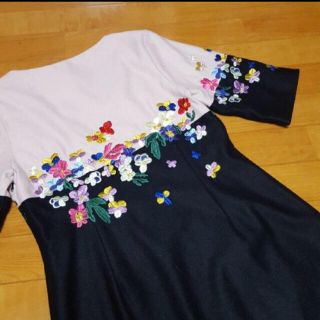 ビーシービージーマックスアズリア(BCBGMAXAZRIA)のB C BＧ  MAXAZRIA🌸刺繍ワンピース(ひざ丈ワンピース)