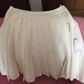 ネットディマミーナ(NETTO di MAMMINA)の白プリーツスカート(ひざ丈スカート)
