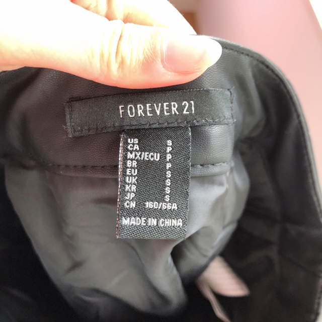 FOREVER 21(フォーエバートゥエンティーワン)のFOREVER21 レザースカート 黒 レディースのスカート(ロングスカート)の商品写真