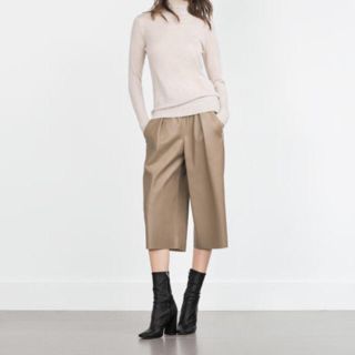 ザラ(ZARA)のZARAフェイクレザーガウチョパンツ(ハーフパンツ)