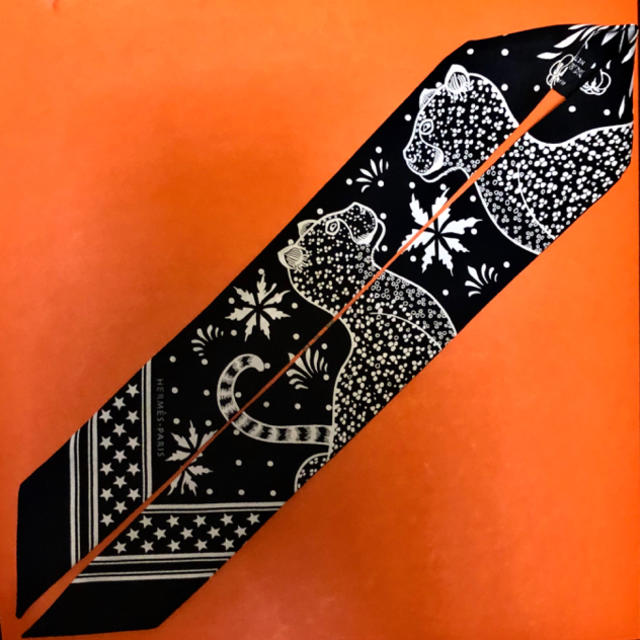 Hermes(エルメス)のエルメス カレ ツイリー バンダナ レオパード 黒 Les Léopards レディースのファッション小物(バンダナ/スカーフ)の商品写真
