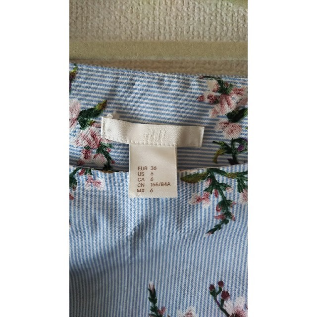 H&M(エイチアンドエム)のH&M 花柄 トップス 水色 レディースのトップス(シャツ/ブラウス(長袖/七分))の商品写真