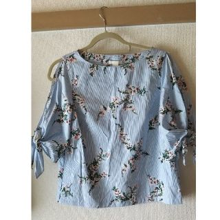 エイチアンドエム(H&M)のH&M 花柄 トップス 水色(シャツ/ブラウス(長袖/七分))