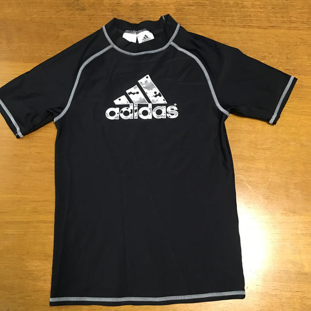 adidas(アディダス)のadidas ラッシュガード　140 キッズ/ベビー/マタニティのキッズ服男の子用(90cm~)(水着)の商品写真