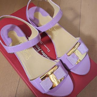 フェラガモ(Ferragamo)のフェラガモ エナメルサンダル 37ハーフＤワイズ 正規品(サンダル)