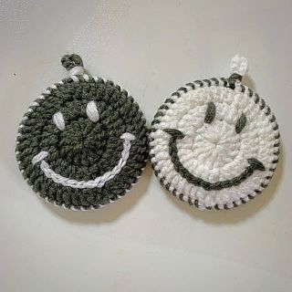 ハンドメイド☆ニコちゃんエコたわし☆dark gray×white(キッチン小物)