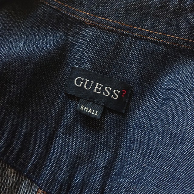 GUESS(ゲス)のGUESS 個性的 ｲﾝﾃﾞｨｺﾞﾌﾞﾙｰ ﾍﾟﾝｷﾍﾟｲﾝﾄﾃﾞﾆﾑｼｬﾂ   レディースのトップス(シャツ/ブラウス(長袖/七分))の商品写真