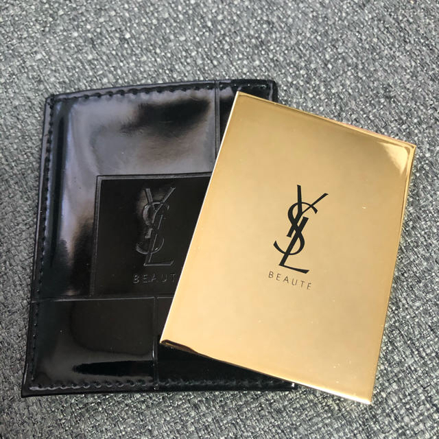 Yves Saint Laurent Beaute(イヴサンローランボーテ)の【未使用品】イヴ・サンローラン　鏡　ケース付き レディースのファッション小物(ミラー)の商品写真