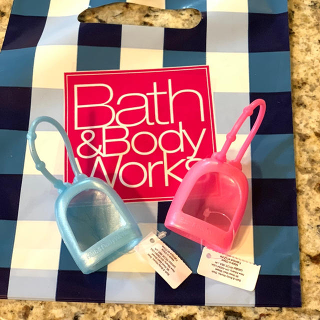 Bath & Body Works(バスアンドボディーワークス)のハンド除菌ジェル用　ホルダー 2個セット　ピンク×ブルー  インテリア/住まい/日用品の日用品/生活雑貨/旅行(日用品/生活雑貨)の商品写真